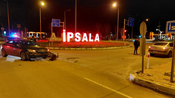 İpsala’da 2 otomobil çarpıştı: 1 yaralı